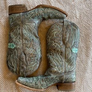 Beautiful turquoise and gray corral vintage boots